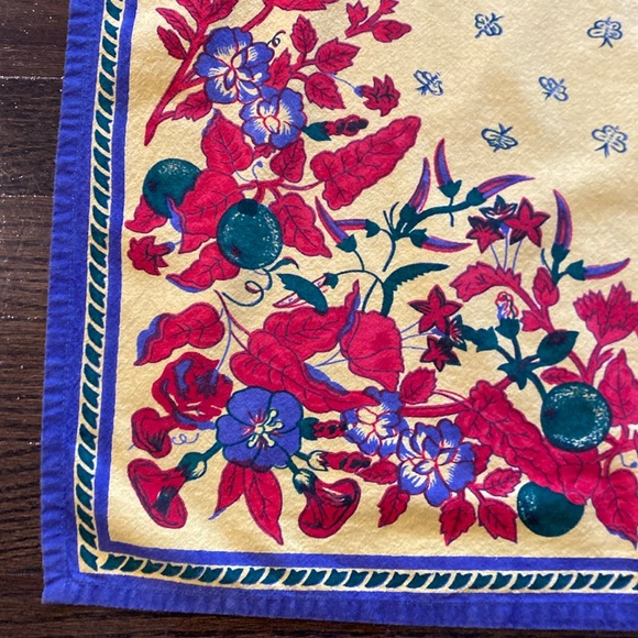 Williams Sonoma Provencal Bumble Bee Floral Patterned Cotton Tablecloth 70”x90” - Picture 1 of 6